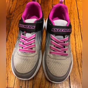 Size 4 girls skechers slight wear and tear but in great shape.